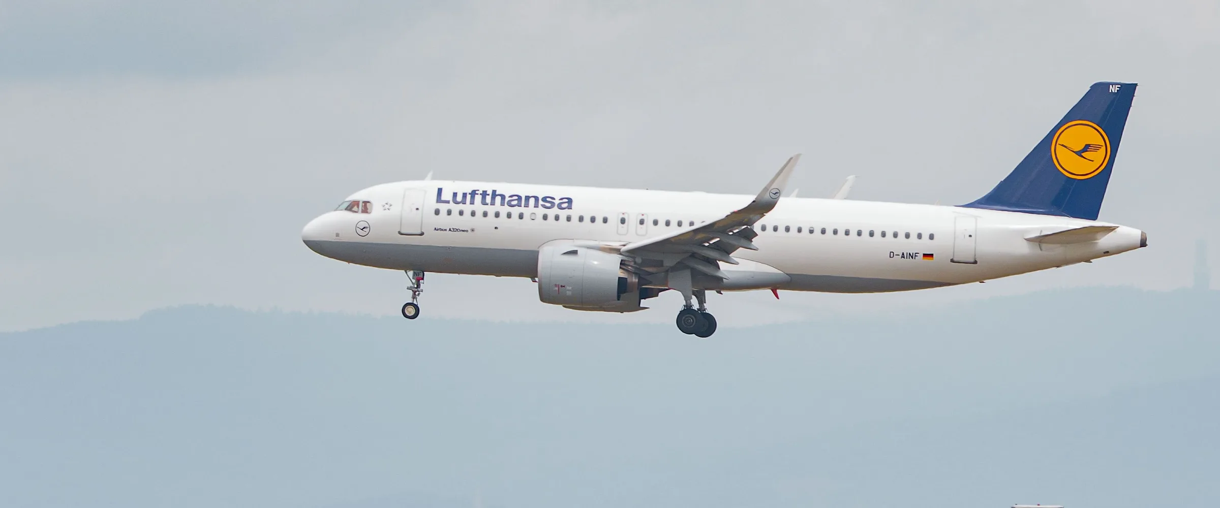 Lufthansa-Flugzeug im Landeanflug über dem Terminal des Flughafens Frankfurt
